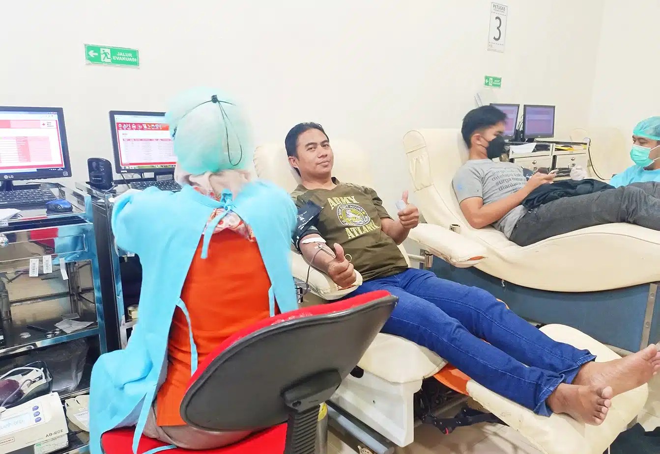 Relawan-PMI-PMR-KSR-jayapura-donor-darah-warga-bantuan-bencana-Indonesian-red-cross-bulan-sabit-Palang-Merah